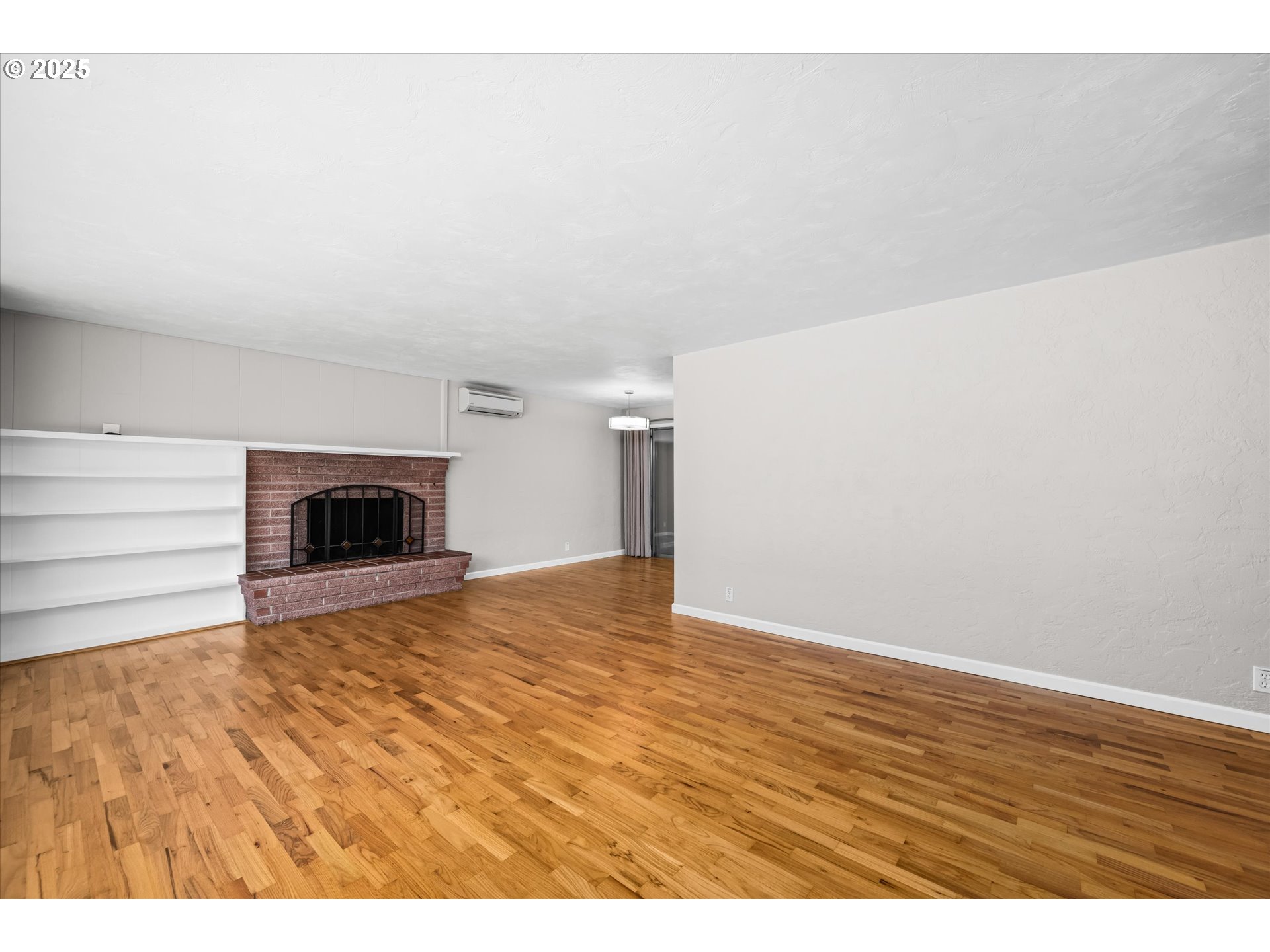 1632 Larkspur Loop Eugene, OR 97401 - Photo 11 of 42 Living Room