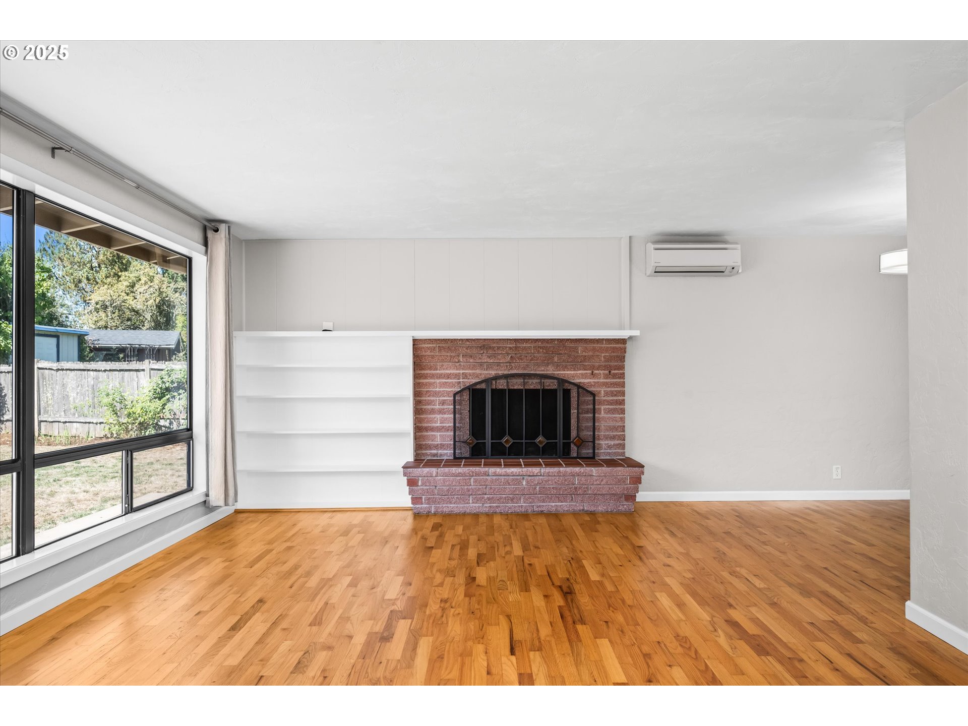 1632 Larkspur Loop Eugene, OR 97401 - Photo 10 of 42 Living Room