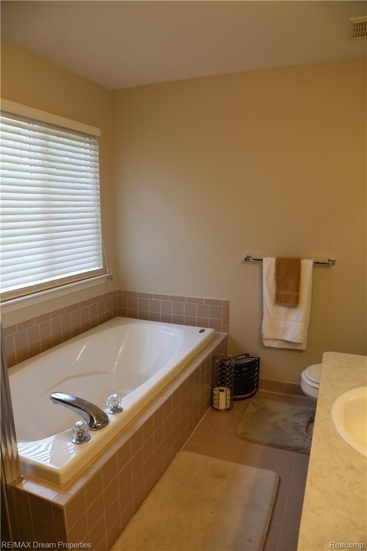 1450 Lee Wood Ridge Road Walled Lake, MI 48390 - Photo 22 of 42 MASTER FULL BATH