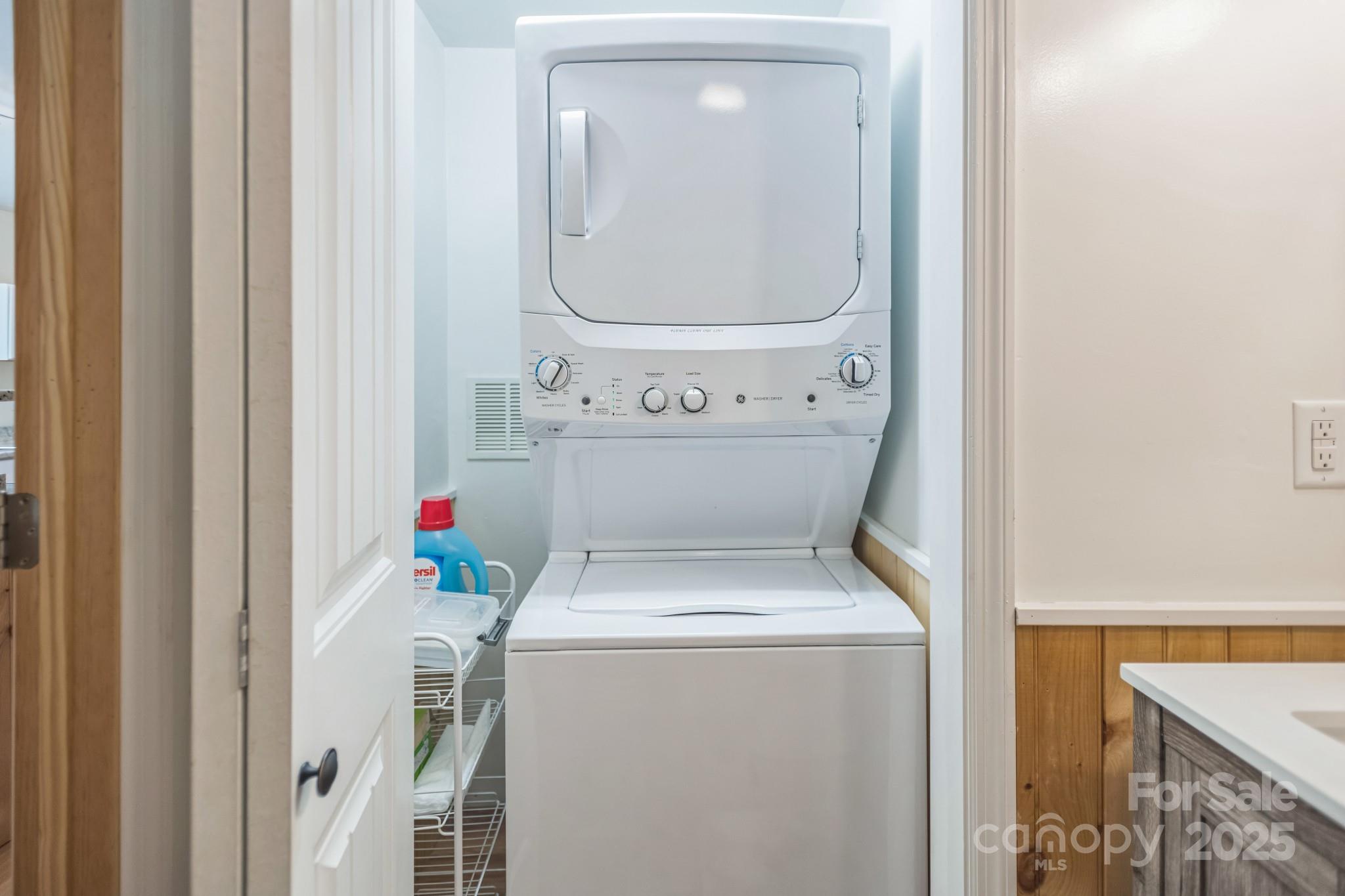 660 Pace Road Hendersonville, NC 28792 - Photo 12 of 31 a utility room with dryer and washer