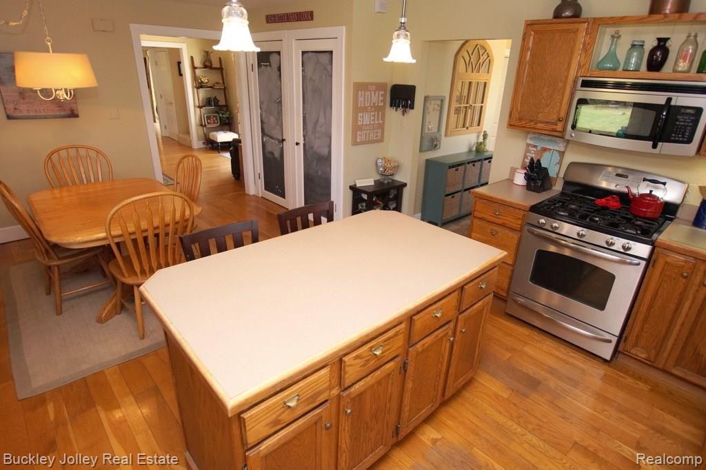 1278 County Farm Road Howell, MI 48843 - Photo 3 of 28 Stainless Appliances Staying