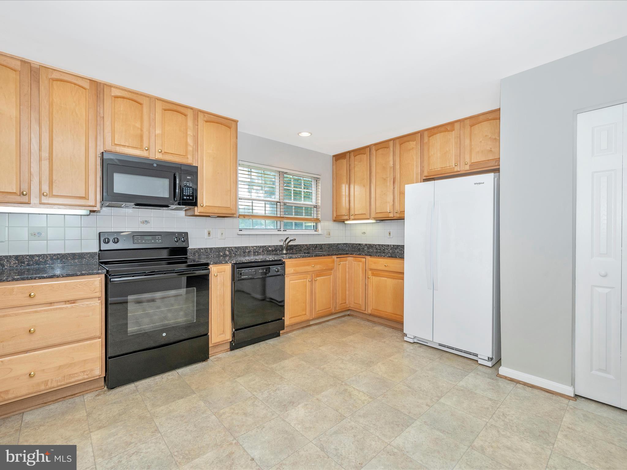 802 Pointer Ridge Drive Gaithersburg, MD 20878 - Photo 13 of 43 Kitchen