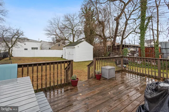 a view of residential houses with yard and trees