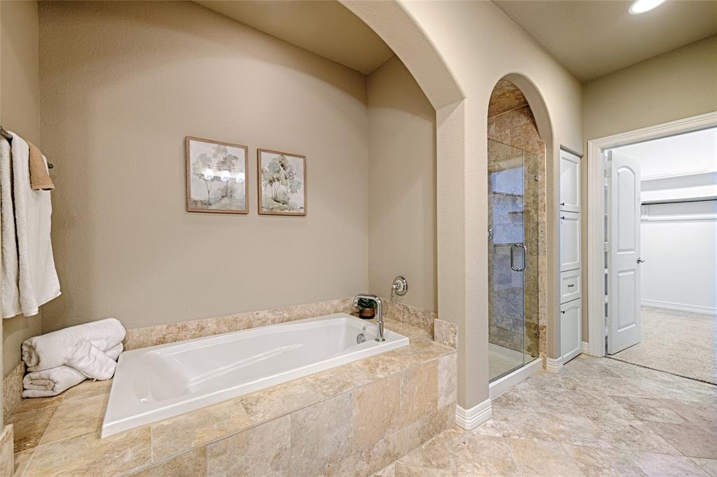 6269 Oram Street, Unit 10 Dallas, TX 75214 - Photo 20 of 25 a spacious bathroom with a bathtub and a shower
