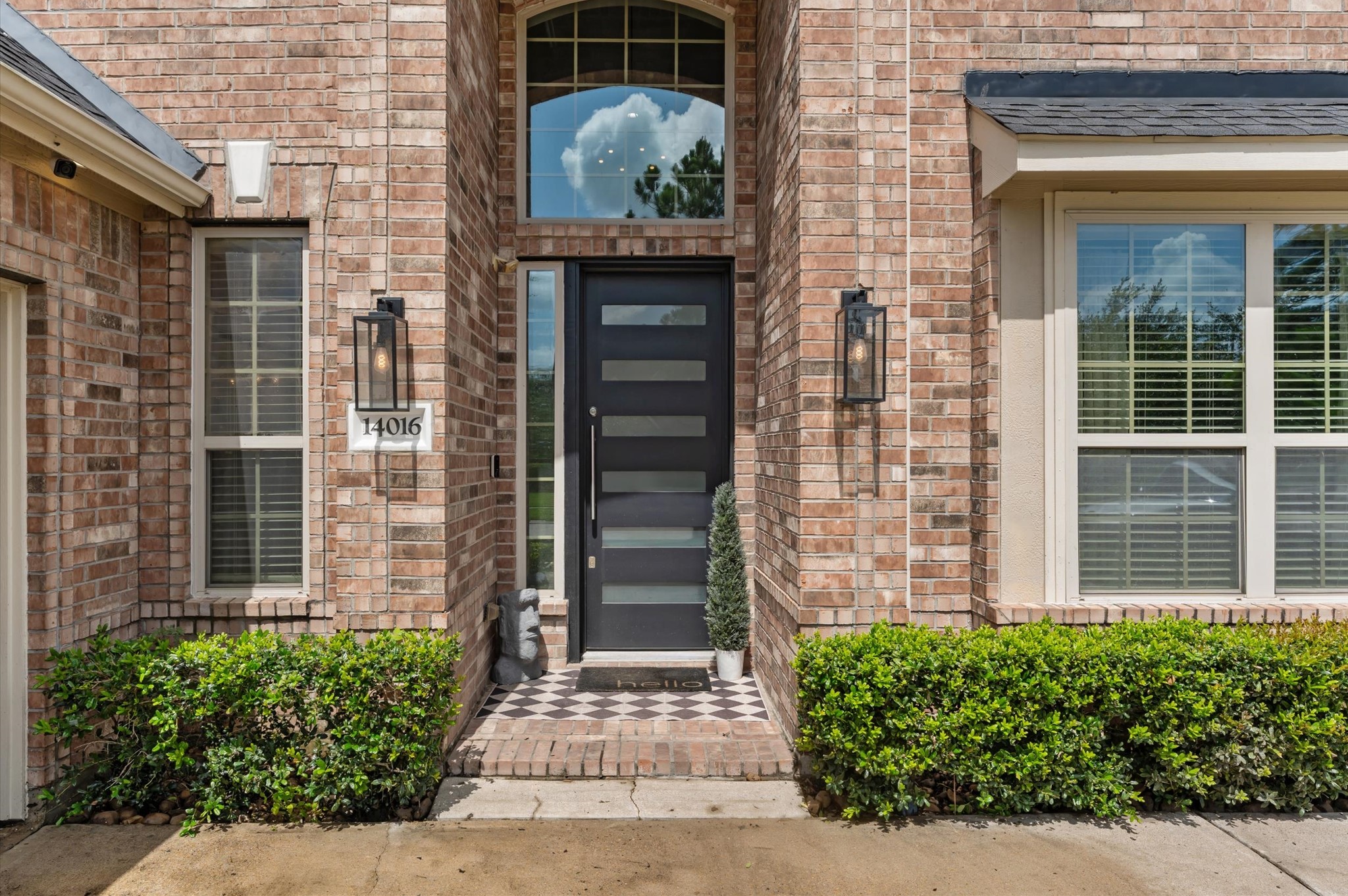 14016 Savannah Landing Lane Rosharon, TX 77583 - Photo 5 of 49 a front view of a house with a garden