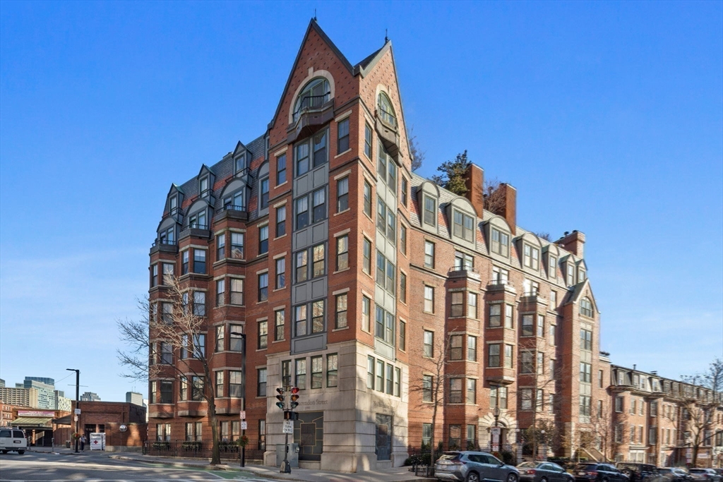 75 Clarendon Street, Unit 201 Boston, MA 02116 - Photo 14 of 15 a view of a large multi story building