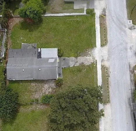 a view of a small yard