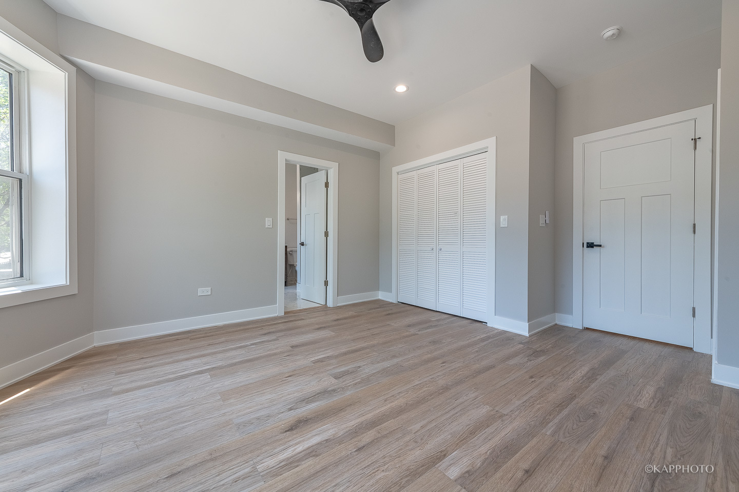 4152 South Prairie Avenue, Unit 1 Chicago, IL 60653 - Photo 11 of 27 a view of an empty room with wooden floor and a window