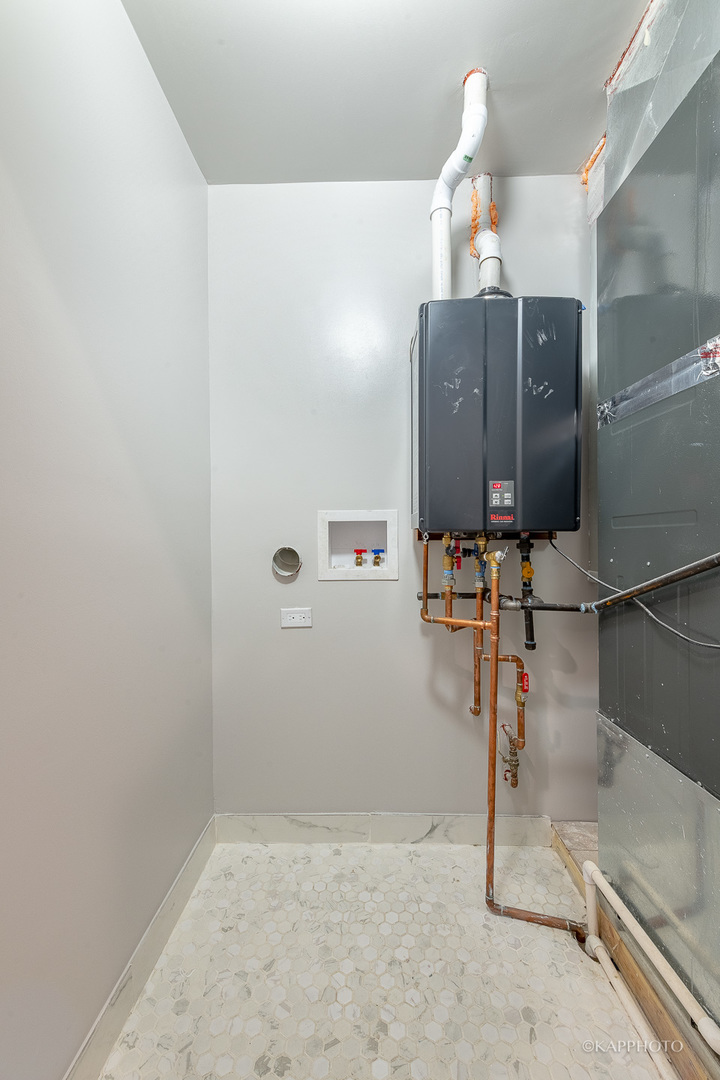 4152 South Prairie Avenue, Unit 1 Chicago, IL 60653 - Photo 26 of 27 a bathroom with a shower