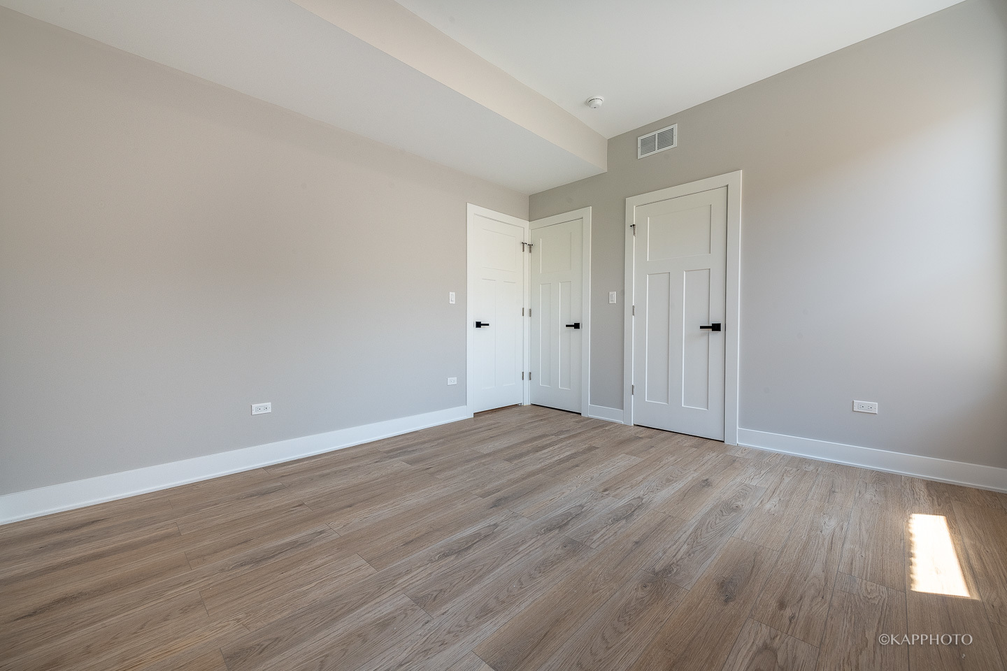 4152 South Prairie Avenue, Unit 1 Chicago, IL 60653 - Photo 3 of 27 a view of an empty room with wooden floor and a window