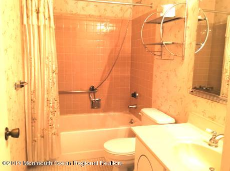 767 B Marlton Road, Unit 767B Monroe Township, NJ 08831 - Photo 15 of 17 Bathroom-Guest