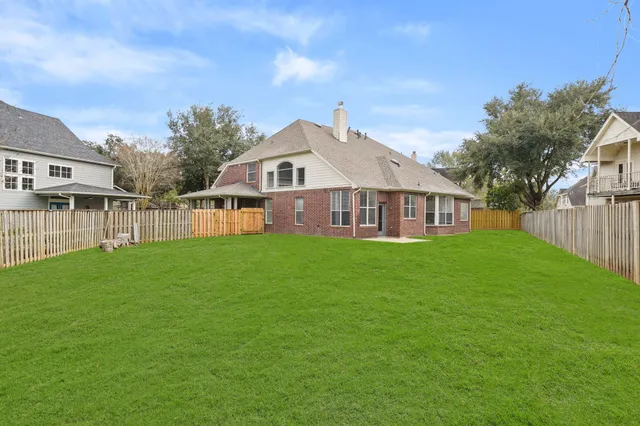 a view of a house with backyard and garden
