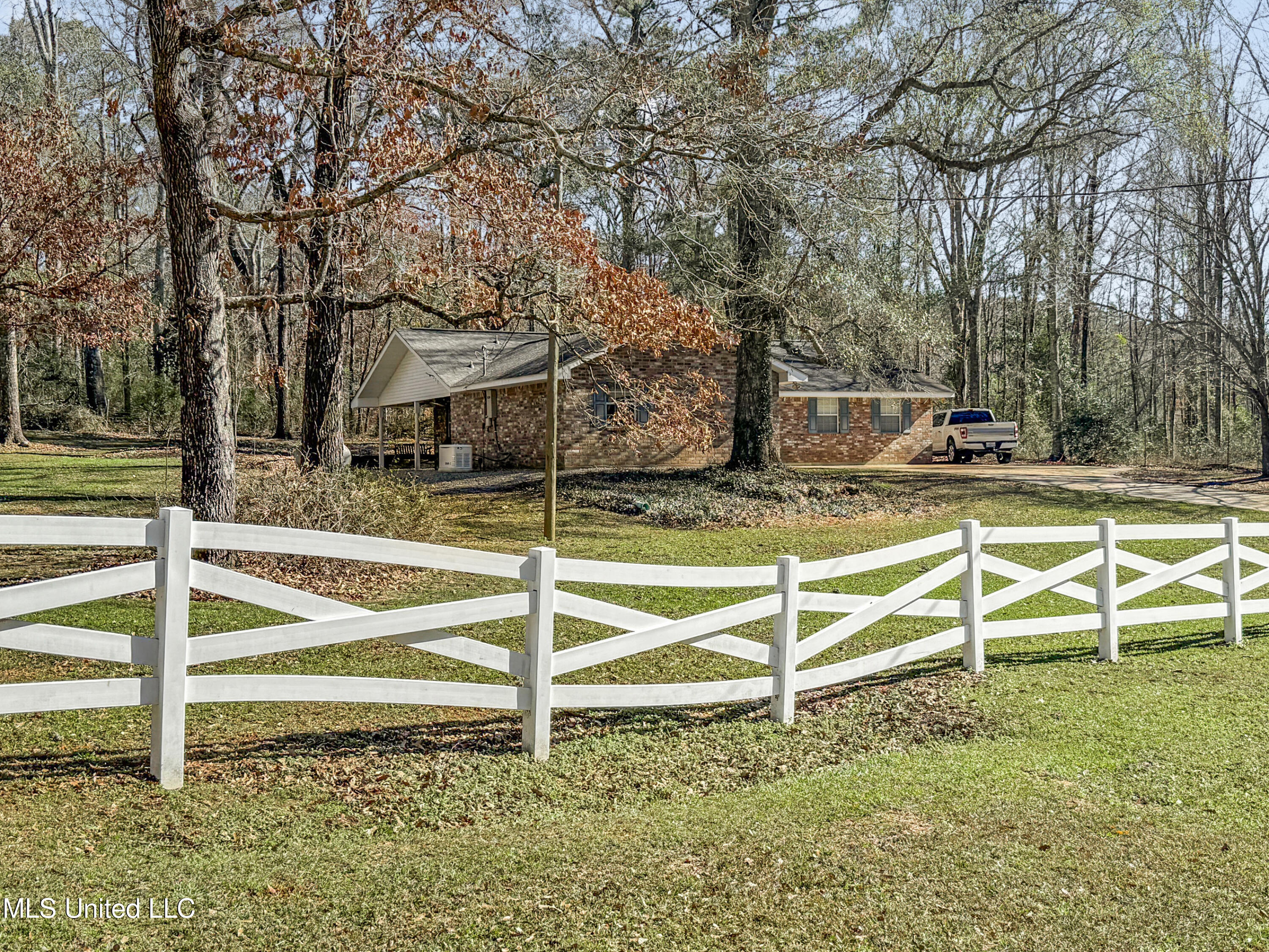 1019 Busy Lane Summit, MS 39666 - Photo 4 of 40 IMG_2832