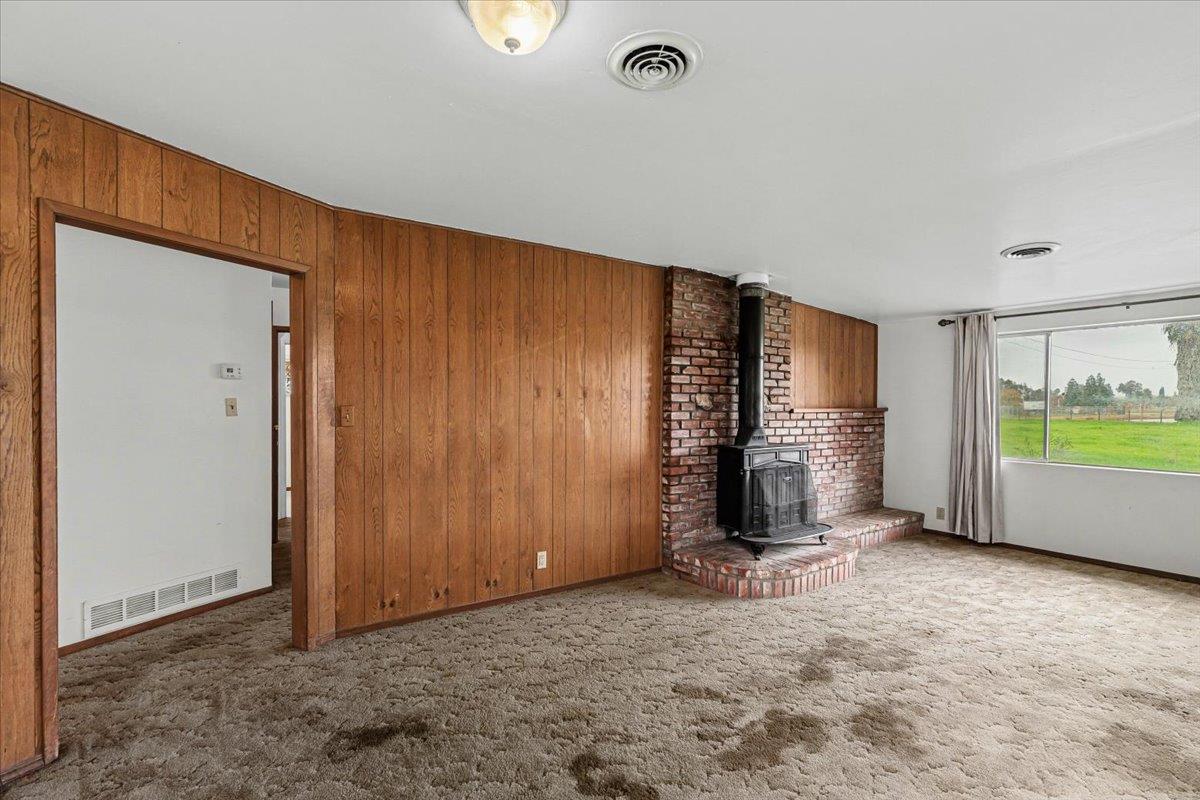 2679 Lobo Avenue Merced, CA 95348 - Photo 20 of 88 an empty room with furniture and a window