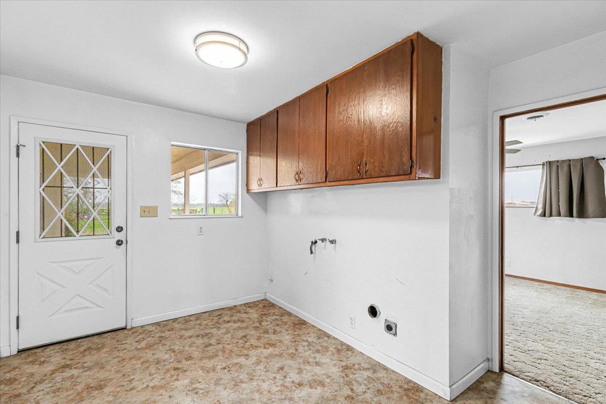 2679 Lobo Avenue Merced, CA 95348 - Photo 43 of 88 Mud Room + Laundry Hookups