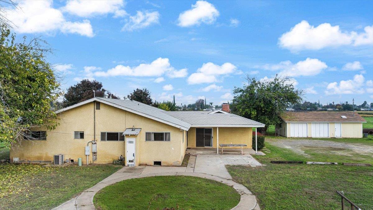 2679 Lobo Avenue Merced, CA 95348 - Photo 62 of 88 a view of a backyard of the house