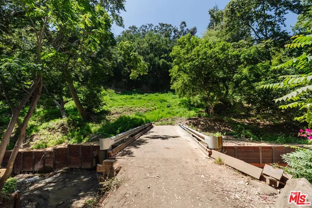 a view of an outdoor space