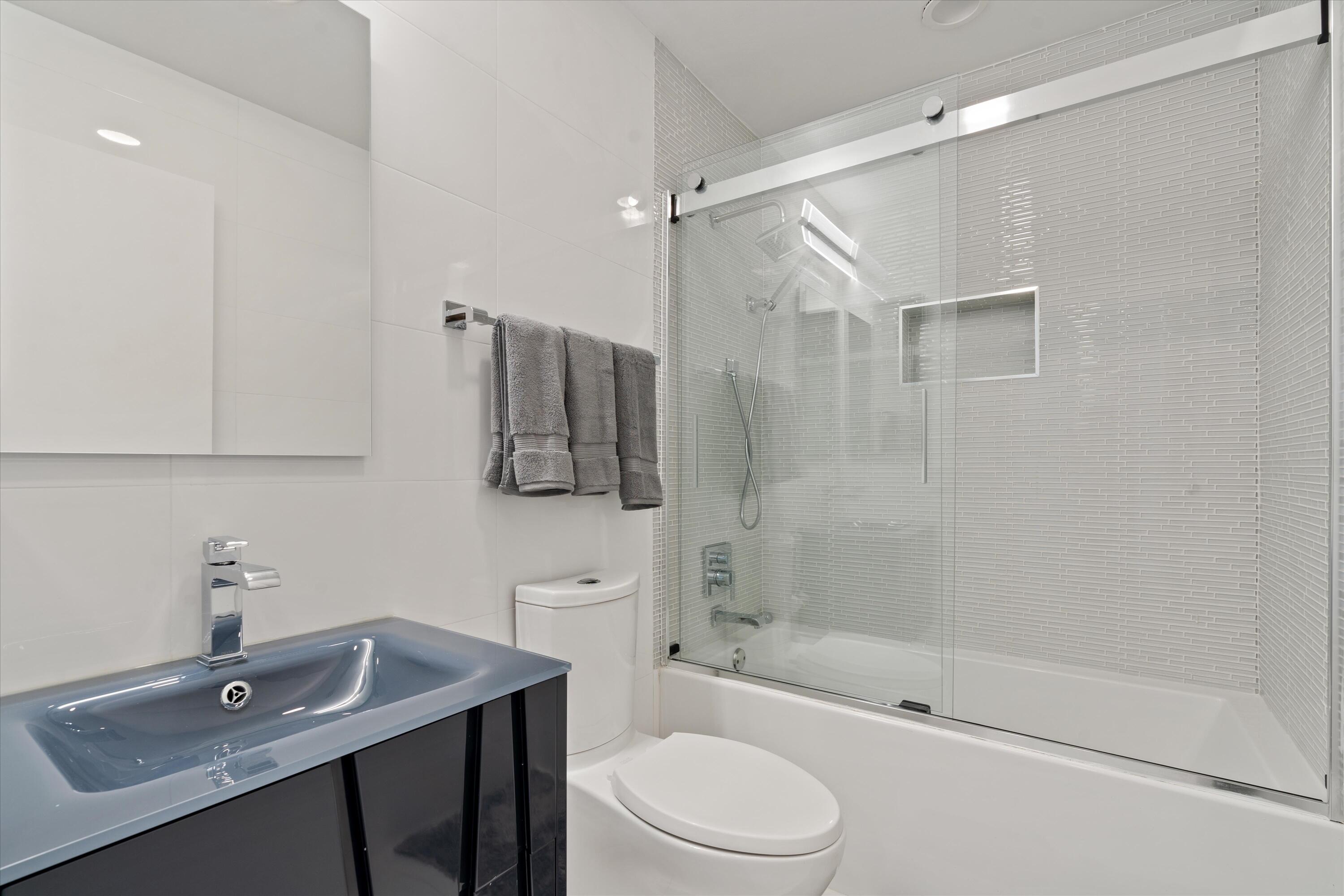 17087 Ryton Lane Boca Raton, FL 33496 - Photo 20 of 25 2nd Bathroom