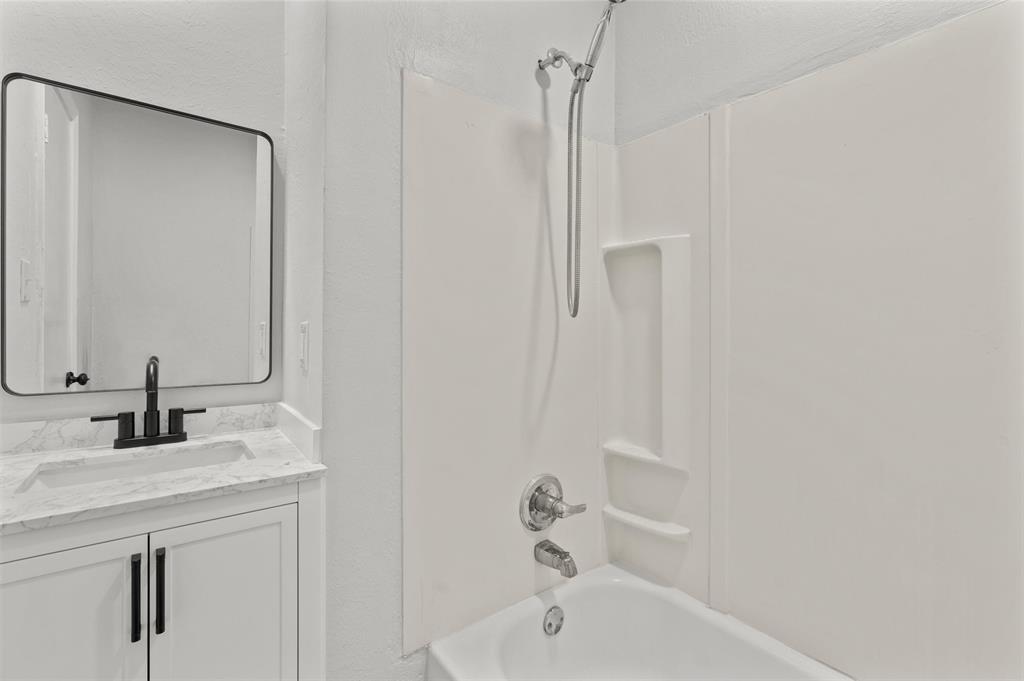 809 Princesa Drive Haughton, LA 71037 - Photo 14 of 17 a bathroom with a bathtub and a sink