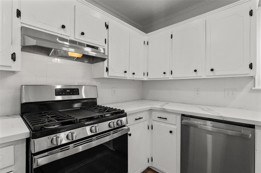 809 Princesa Drive Haughton, LA 71037 - Photo 4 of 17 a kitchen with white cabinets and appliances