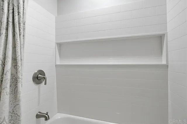 a view of entryway with livingroom