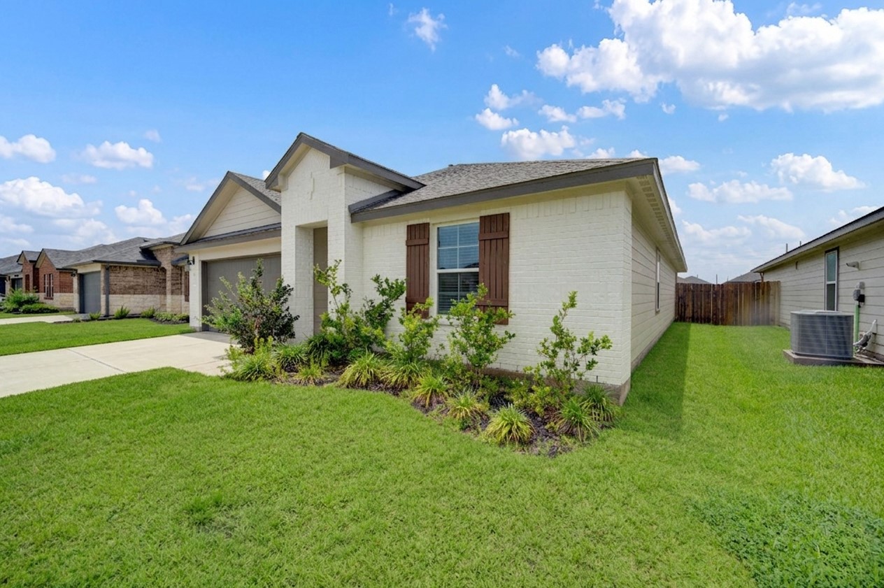 7547 Cattle Walker Court Rosharon, TX 77583 - Photo 2 of 27 Beautiful Curb Appeal!