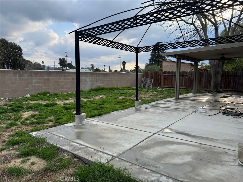 44063 Lately Circle Hemet, CA 92544 - Photo 65 of 75 a backyard of a house with table and chairs