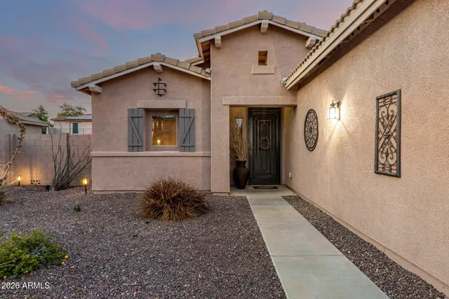 a view of a house with backyard