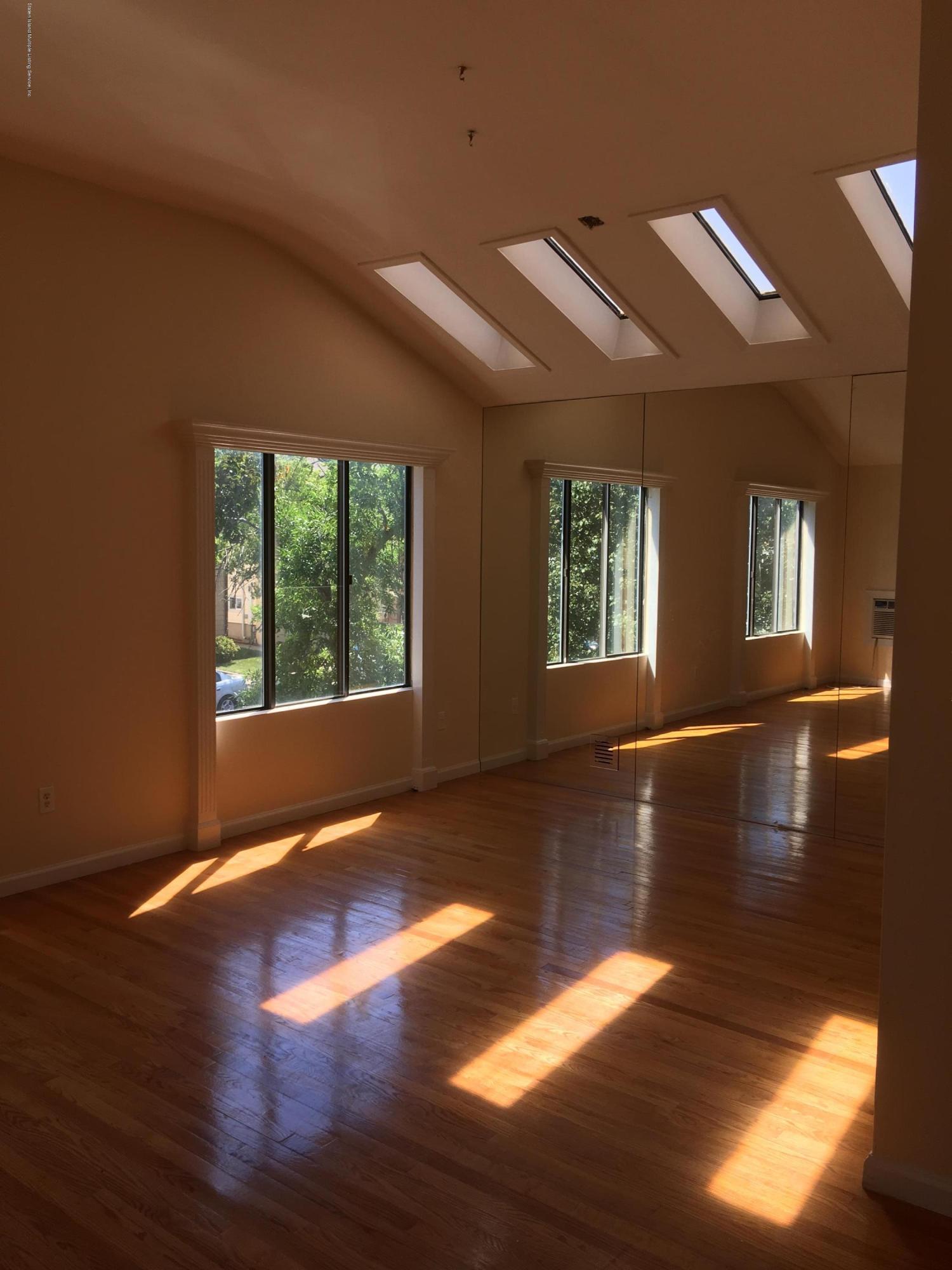 40 Victoria Road Staten Island, NY 10312 - Photo 4 of 10 living room2