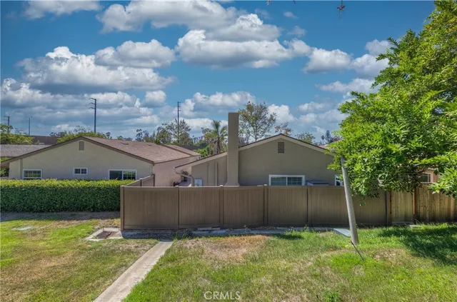 a view of a back yard