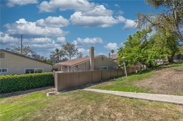 a view of a backyard