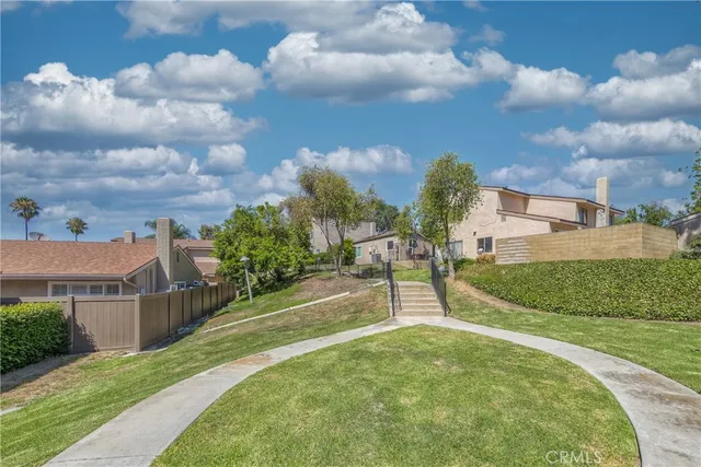 a view of a backyard