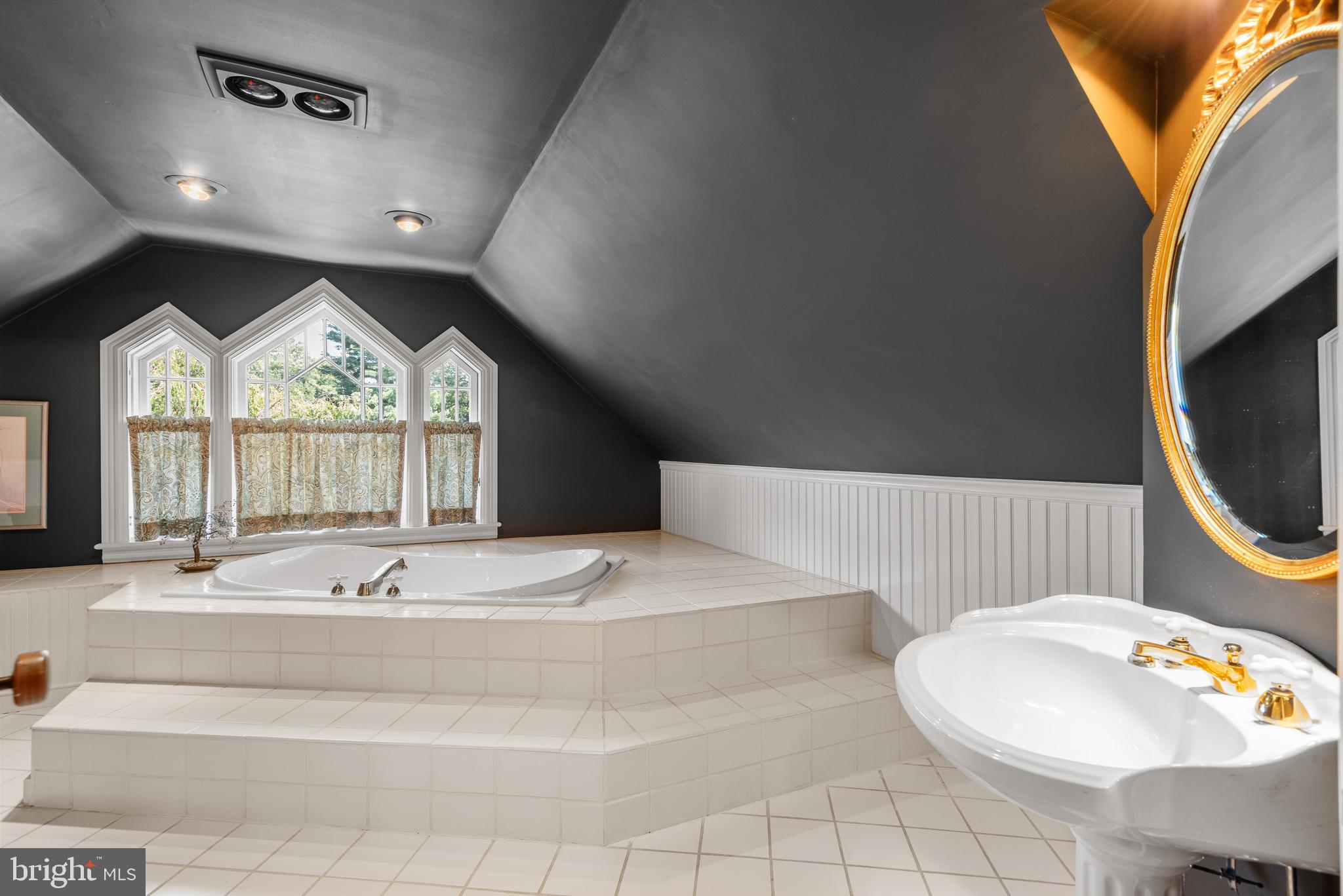 312 South Waterloo Road Devon, PA 19333 - Photo 47 of 70 Soaking/jetted tub