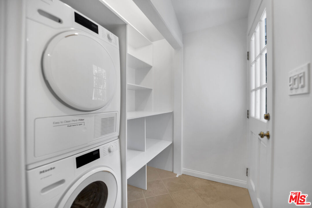 1231 Club View Drive Los Angeles, CA 90024 - Photo 17 of 19 a view of livingroom with washer and dryer