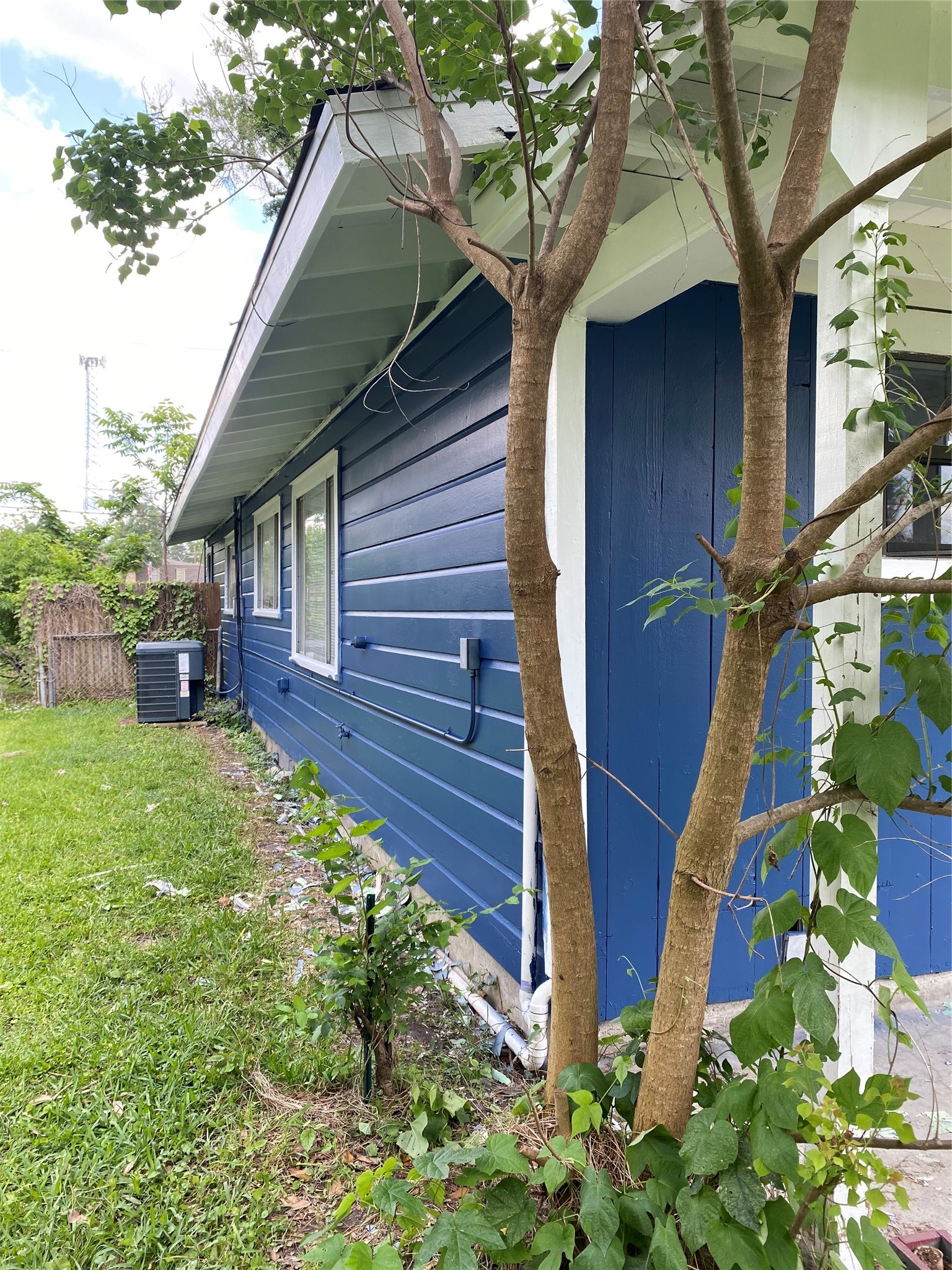 3040 Nineteenth Street Beaumont, TX 77706 - Photo 4 of 14 a backyard of a house with lots of green space