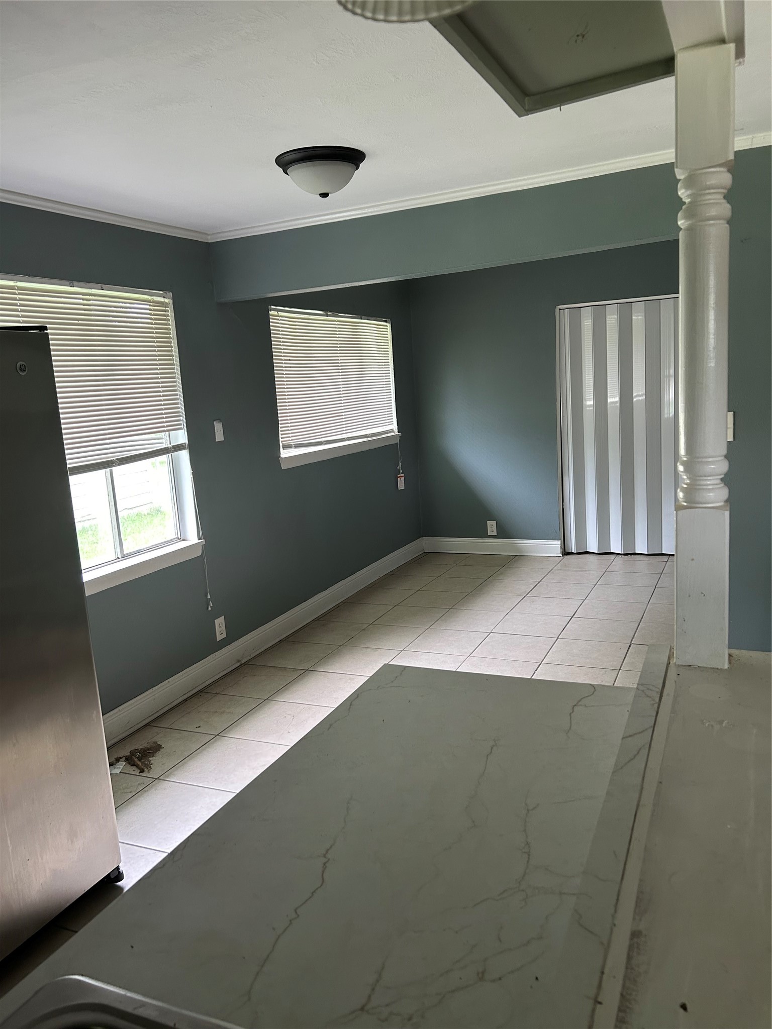 3040 Nineteenth Street Beaumont, TX 77706 - Photo 8 of 14 a view of an empty room with a window
