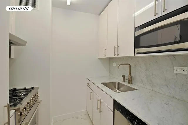 $975,000 | 322 West 57th Street, Unit 24R | Hell's Kitchen