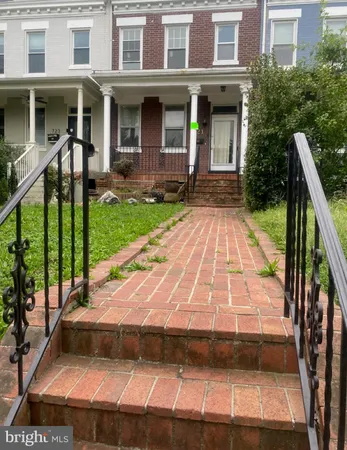 a view of outdoor space yard and porch