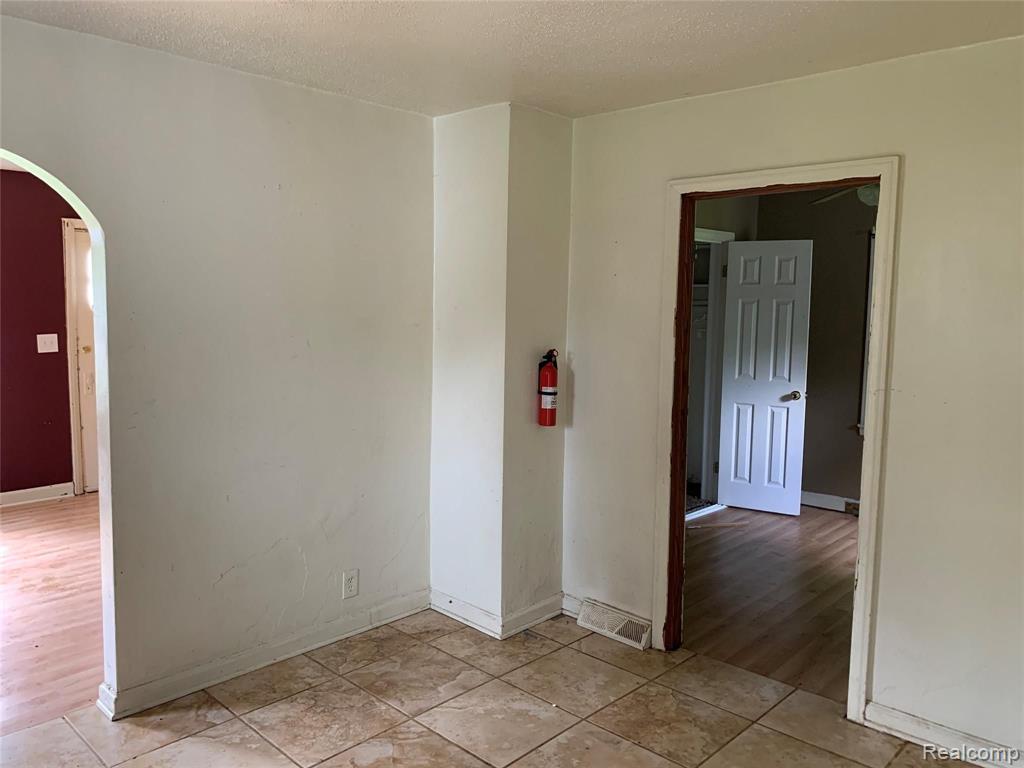 5493 Elms Road Flushing, MI 48433 - Photo 3 of 10