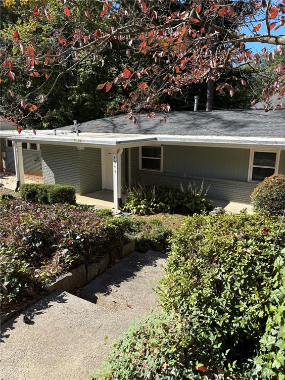 a view of a house with a yard