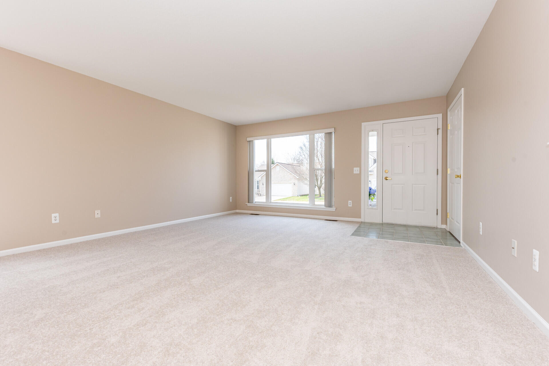 3923 Bridle Pass Ann Arbor, MI 48108 - Photo 6 of 50 Livingroom