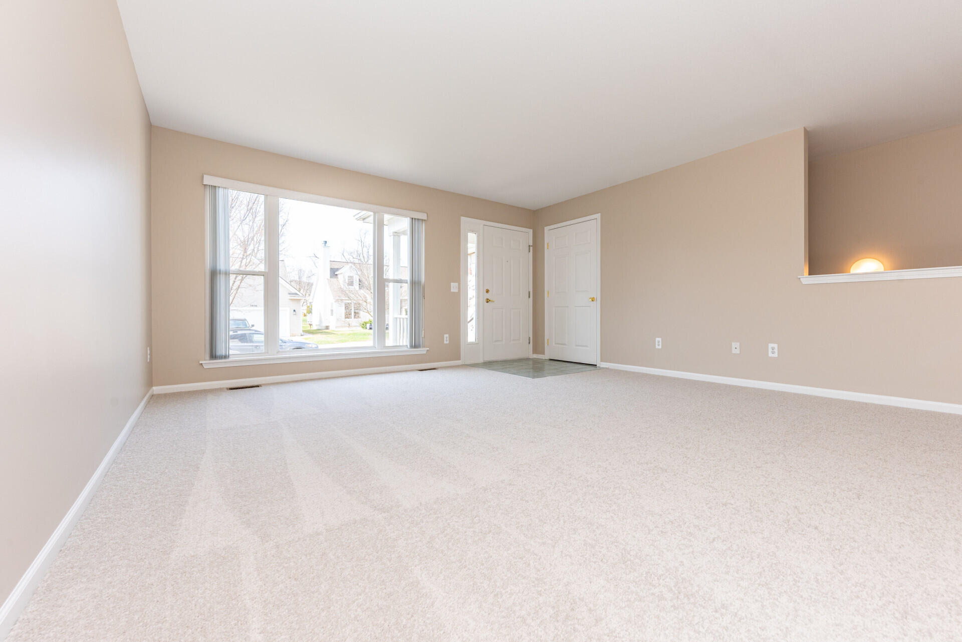 3923 Bridle Pass Ann Arbor, MI 48108 - Photo 7 of 50 Livingroom