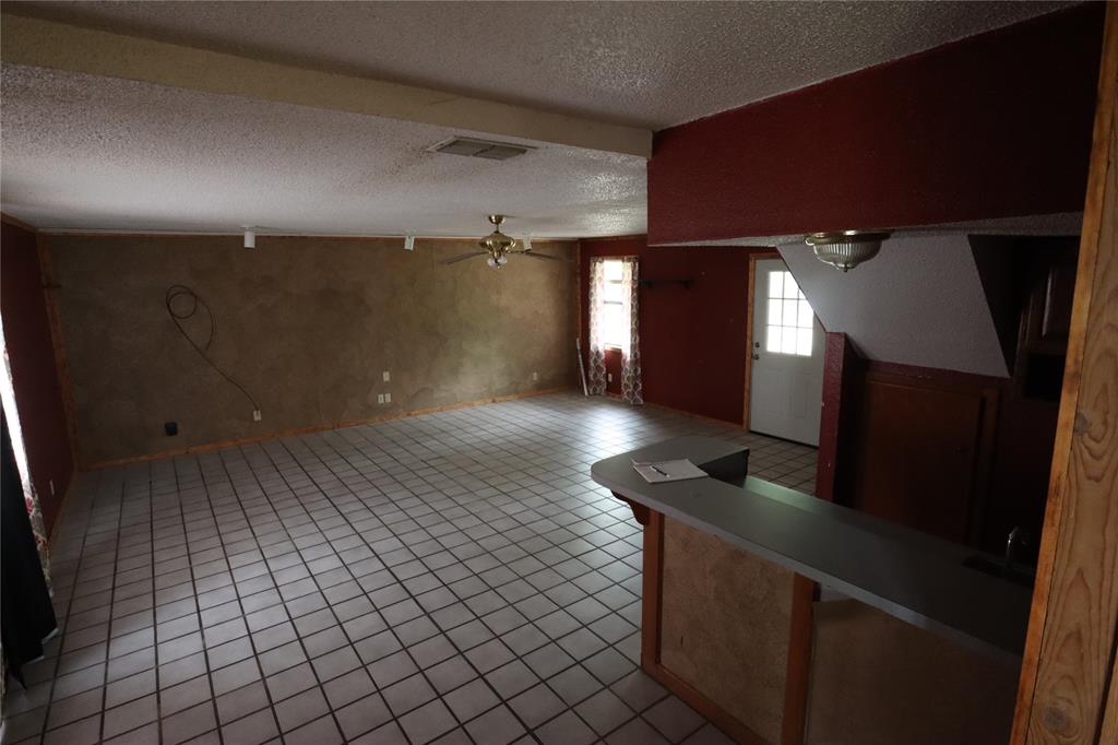 431 Walnut Street Ranger, TX 76470 - Photo 18 of 37 a room with furniture