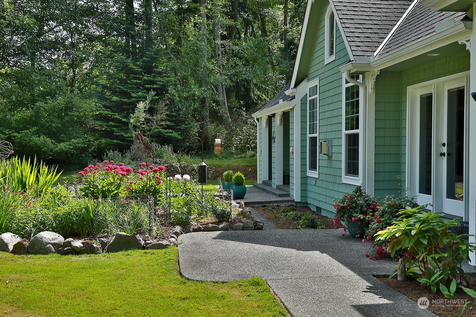 6501 Wahl Road Freeland, WA 98249 - Photo 3 of 40 a front view of a house with garden