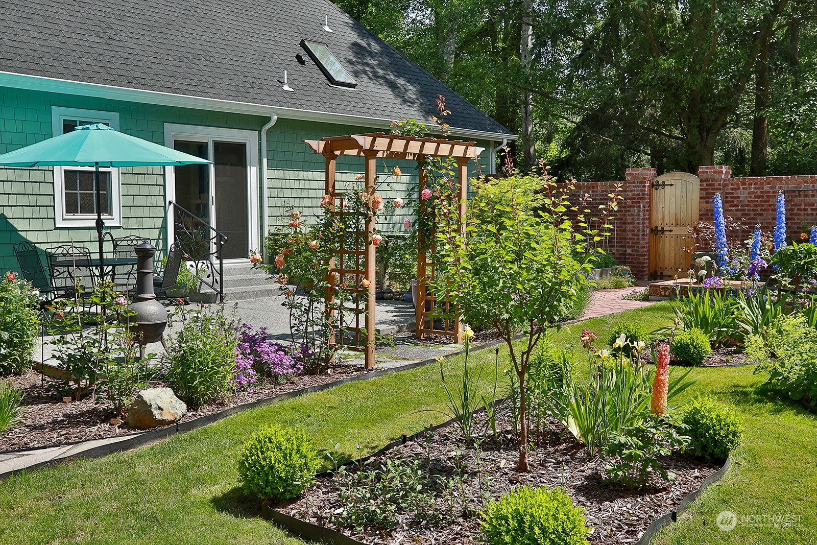 6501 Wahl Road Freeland, WA 98249 - Photo 34 of 40 a garden view with a seating space