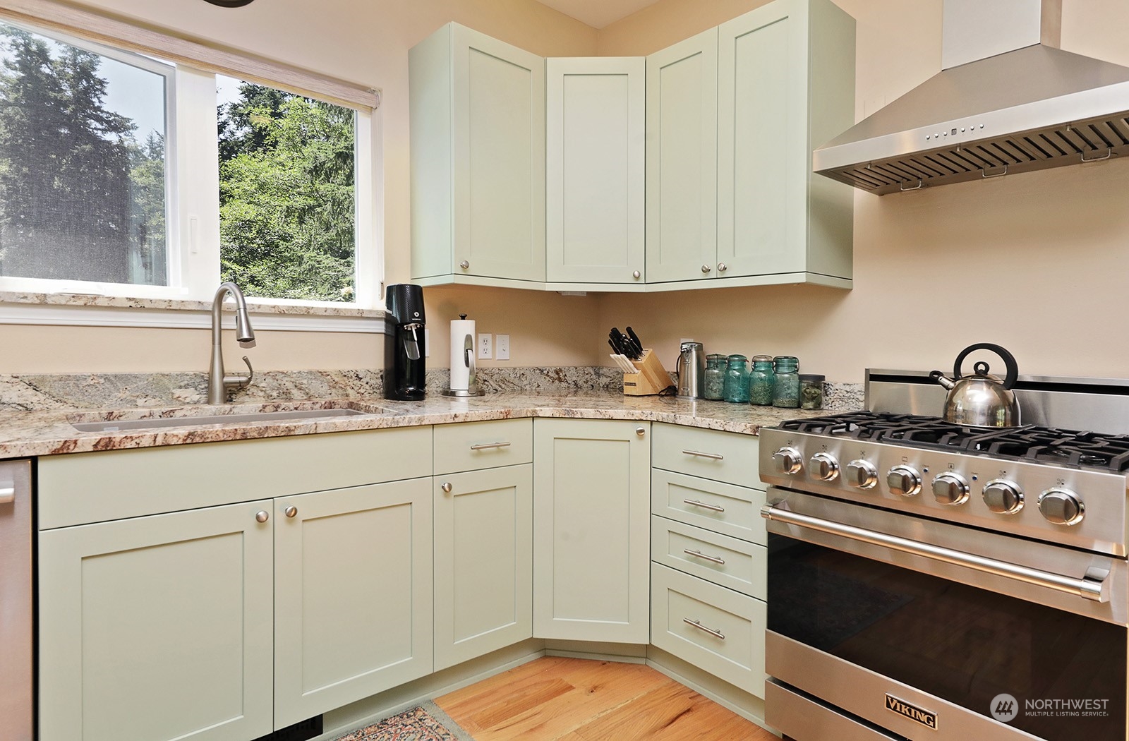 6501 Wahl Road Freeland, WA 98249 - Photo 10 of 40 a kitchen with granite countertop white cabinets and appliances