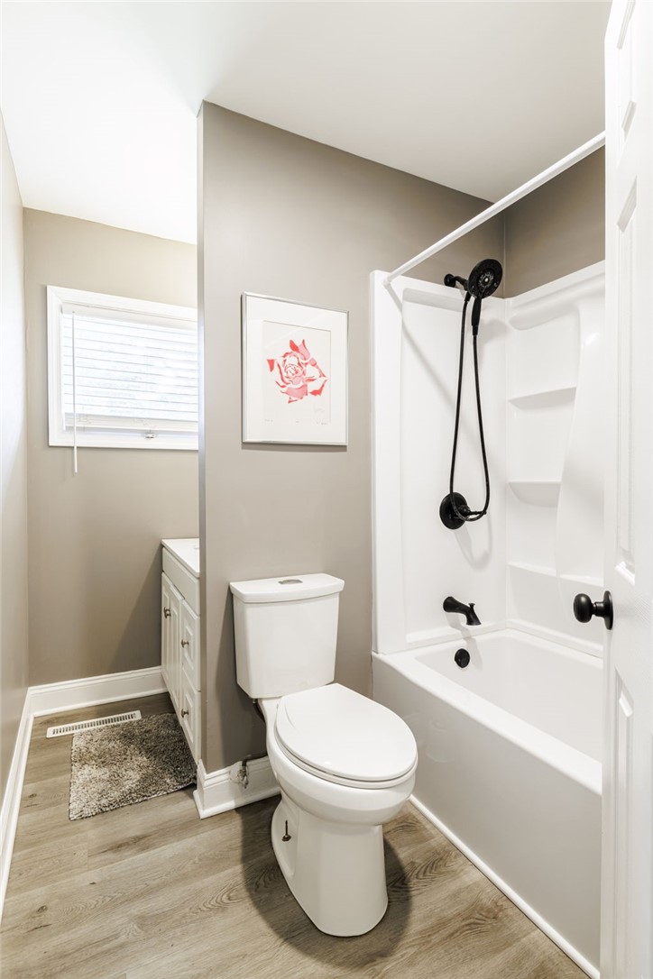 199 Castle Road Henrietta, NY 14623 - Photo 19 of 22 Full bathroom with tub