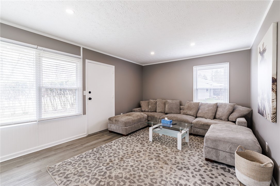 199 Castle Road Henrietta, NY 14623 - Photo 9 of 22 Spacious living room