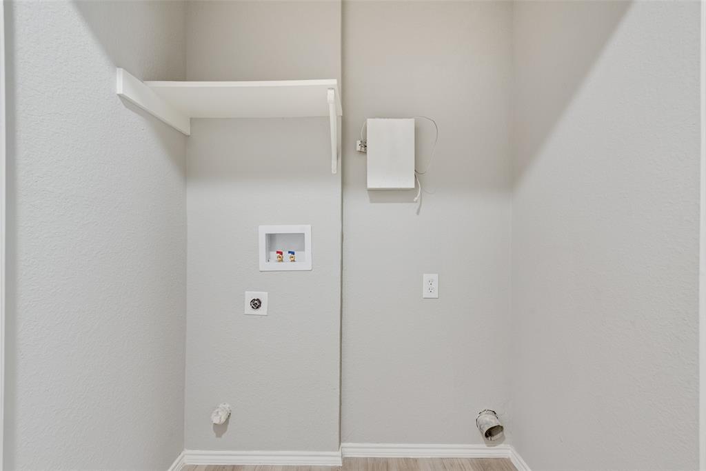 903 Ragland Drive Cedar Hill, TX 75104 - Photo 20 of 33 a bathroom with a bathtub