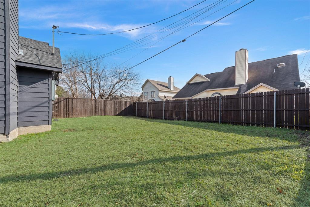 903 Ragland Drive Cedar Hill, TX 75104 - Photo 32 of 33 a view of a backyard with table and chairs